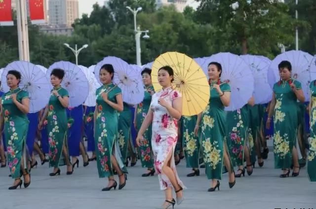 平涼泓源公司黨委和興北路社區綠地廣場商圈黨建聯盟合作舉辦“謳歌新時代 共圓中國夢”紀念改革開放四十周年大型群眾廣場文化活動(圖2)