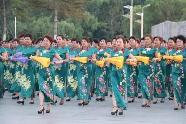 平涼泓源公司黨委和興北路社區綠地廣場商圈黨建聯盟合作舉辦“謳歌新時代 共圓中國夢”紀念改革開放四十周年大型群眾廣場文化活動(圖3)