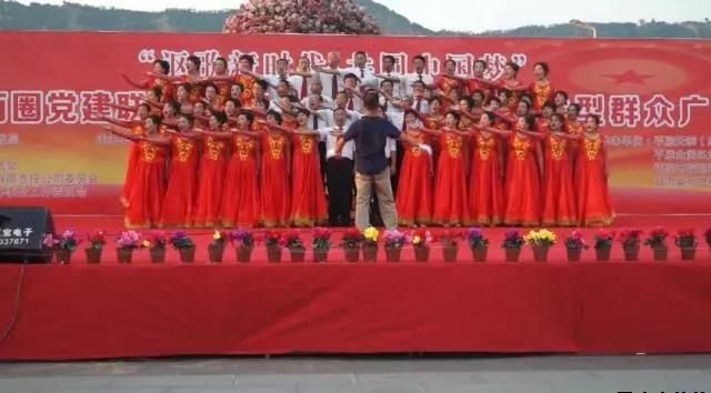 平涼泓源公司黨委和興北路社區綠地廣場商圈黨建聯盟合作舉辦“謳歌新時代 共圓中國夢”紀念改革開放四十周年大型群眾廣場文化活動(圖8)