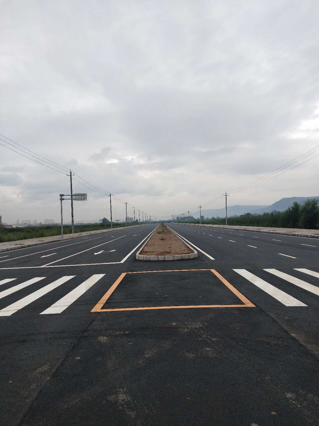平涼市建設工程服務中心對平涼工業園區北大路道路工程進行竣工驗收(圖2)